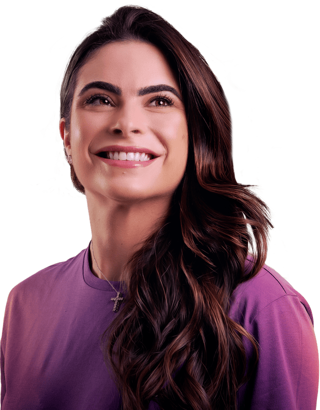Foto de Yandra recortada, sorrindo e olhando para cima, com fundo transparente